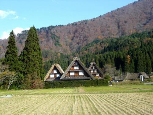 世界遺産 白川郷は紅葉も終盤 ３