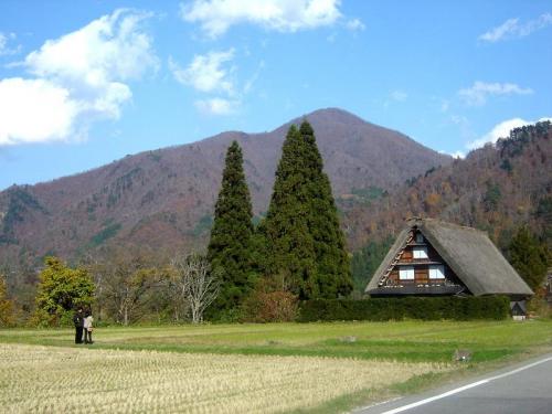 世界遺産 白川郷は紅葉も終盤 ４