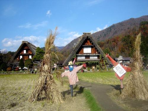 世界遺産 白川郷は紅葉も終盤 ８