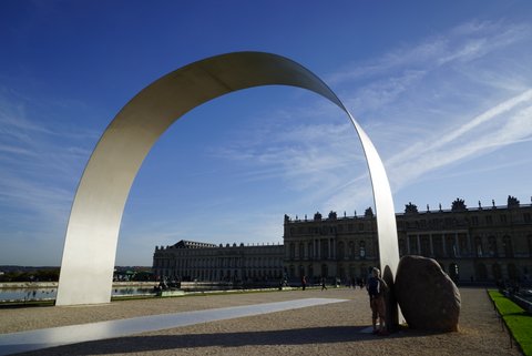 ヴェルサイユ宮殿の庭園に現代彫刻が