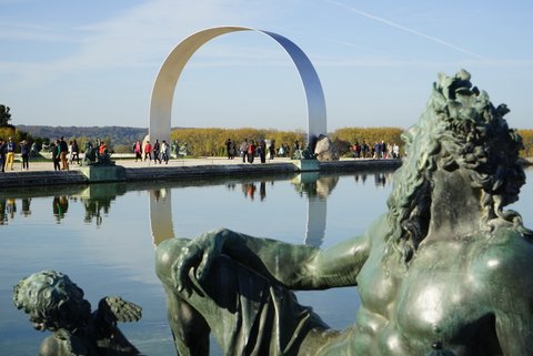 ヴェルサイユ宮殿の庭園に現代彫刻が