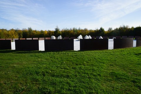 ヴェルサイユ宮殿の庭園に現代彫刻が