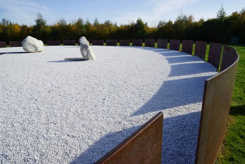 ヴェルサイユ宮殿の庭園に現代彫刻が