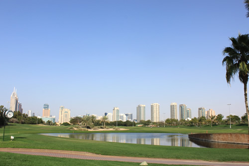 高層ビルに囲まれたゴルフ場