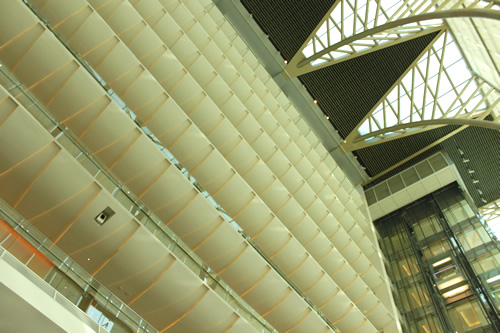 ホテル＆競馬場のエントランスロビー