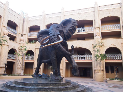 巨大象のオブジェ