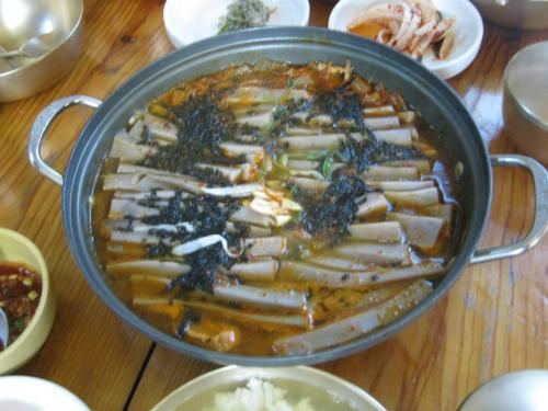 そば粉を固めたムクを入れたキムチチゲ