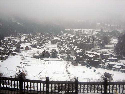 世界文化遺産の白川郷は真っ白 １