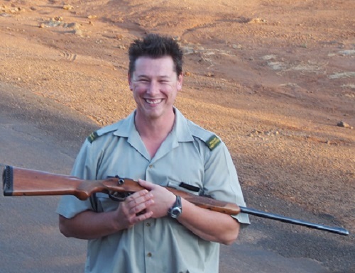 レンジャーのお兄さん、麻酔銃を抱えて