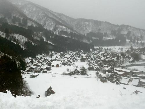 雪深い季節白川郷 １