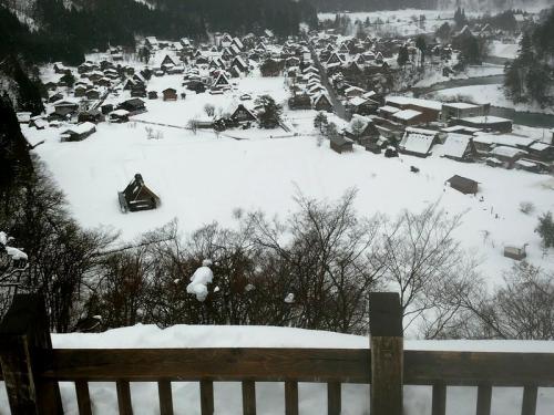 雪深い季節白川郷 ２