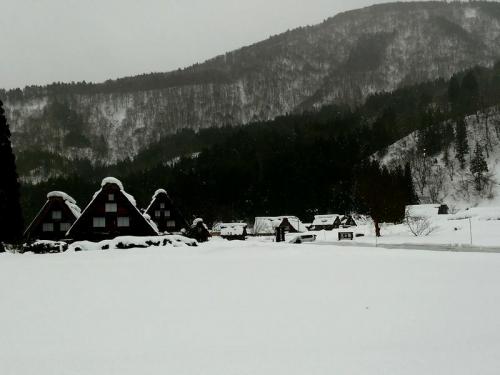 雪深い季節白川郷 ４