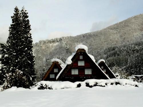 雪深い季節白川郷 ５