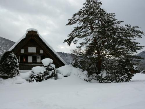 風情溢れる冬の白川郷の合掌集落内を散策１