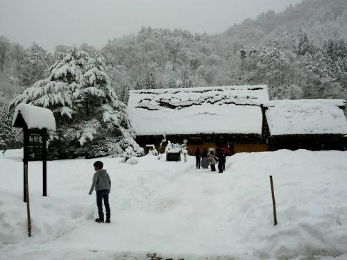 風情溢れる冬の白川郷の合掌集落内を散策２