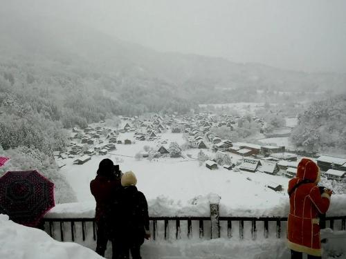 風情溢れる冬の白川郷の合掌集落内を散策３