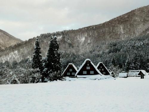 風情溢れる冬の白川郷の合掌集落内を散策８