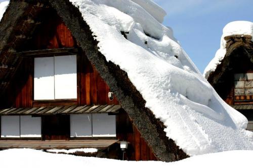 ここは雪が無いと絵にならない白川郷 8
