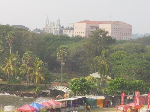 ゴールの市庁舎と教会