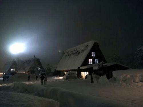 ライトアップで幻想的に照らし出された３