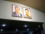 平壌空港での肖像画