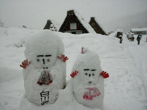 厳しい冬ももう少し 白川郷 １