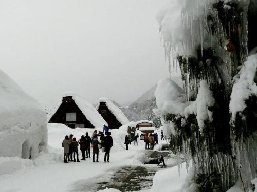 卒業旅行や春休みは世界遺産 白川郷へ1