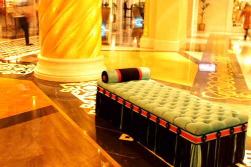 オリエンタルな色使いのカウチソファ