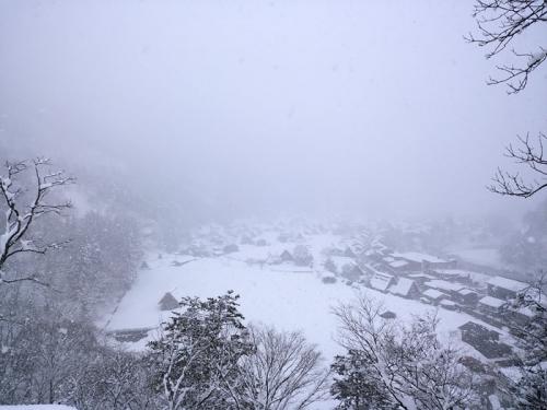 まだまだ冬景色の早春に、ゆっくり白川郷1