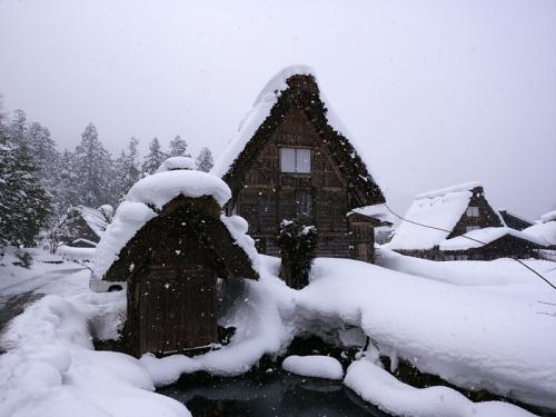 まだまだ冬景色の早春に、ゆっくり白川郷５