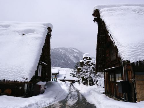 まだまだ冬景色の早春に、ゆっくり白川郷