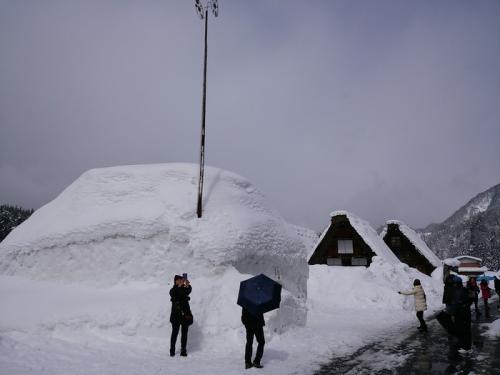 まだまだ雪景色を満喫できる白川郷に9