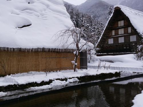 白川郷は季節の歩みがいったん足踏み2