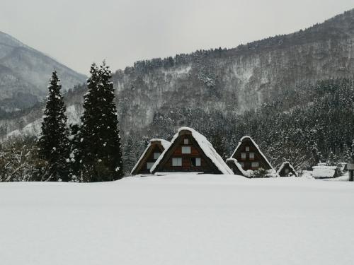 白川郷は季節の歩みがいったん足踏み3