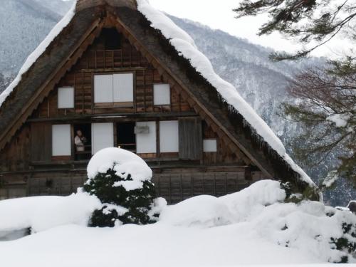 白川郷は季節の歩みがいったん足踏み5