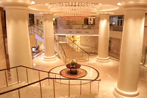 円柱が印象的なホール