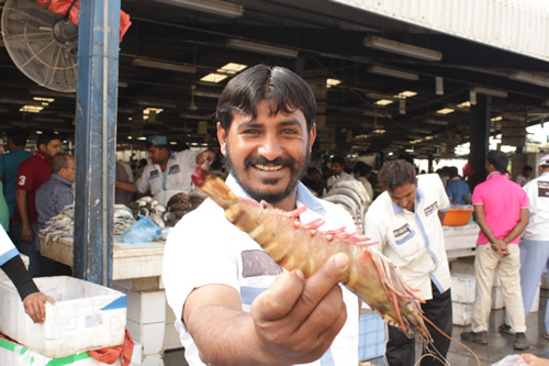 カメラを見ると自分の商品を見せに来ます