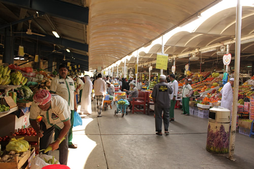 隣には野菜や果物の市場も