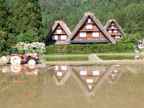 水が張られた水田に合掌造り１