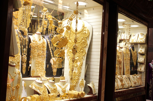 どこに着けてくの？と思うようなネックレス