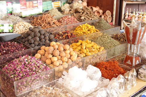 サフランなどさまざまなスパイスが