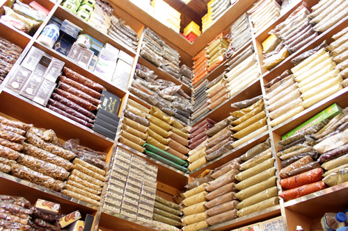 店内には天井まで商品がびっしり