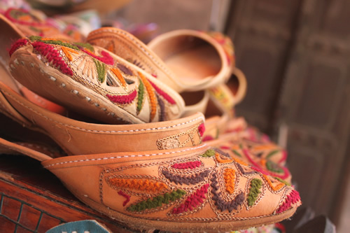 ヌメ革風の素朴なタイプ