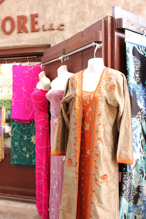 色をコーディネートしたドレスと上着