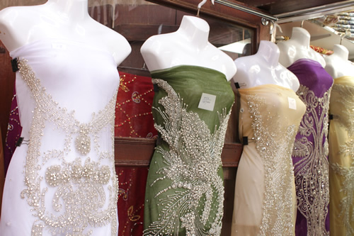 大量のビーズを縫いつけたドレス