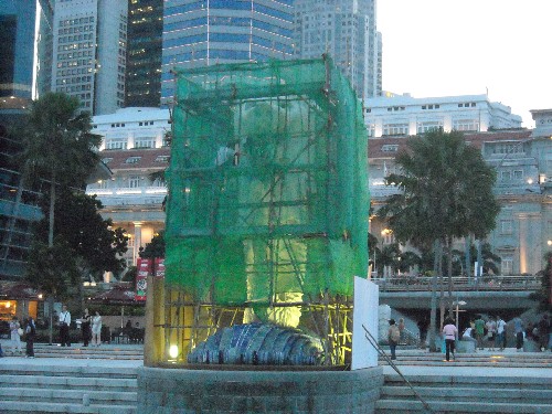 「マーライオン」清掃中