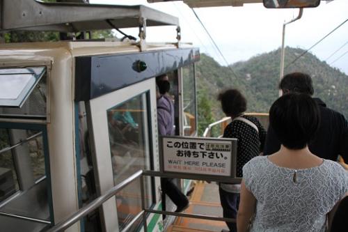 宮島ロープウェーゴンドラ乗り込み.JPG