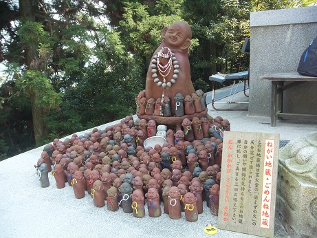 弥山本堂の正面左のねがい地蔵.jpg