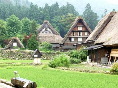 梅雨明けが待ち遠しいこの季節！白川郷９