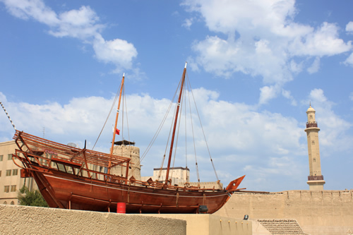 博物館の外に展示されているダウ船